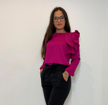 Bluza cu floare pe umar