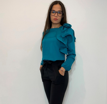 Bluza cu floare pe umar